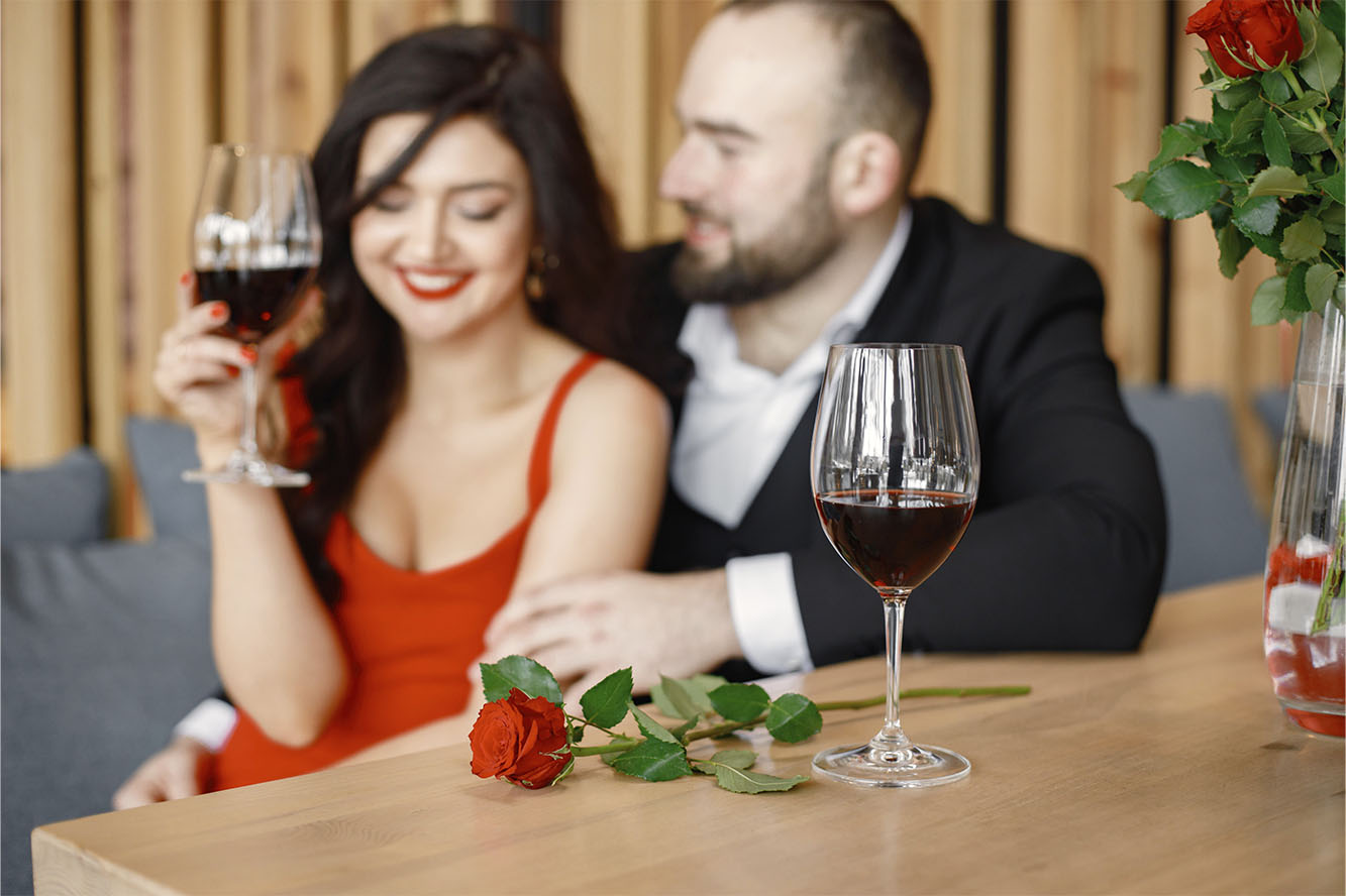gaelria_0016_romantic-couple-sitting-in-restaurant-on-date-and-drinking-wine gaelria_0016_romantic-couple-sitting-in-restaurant-on-date-and-drinking-wine